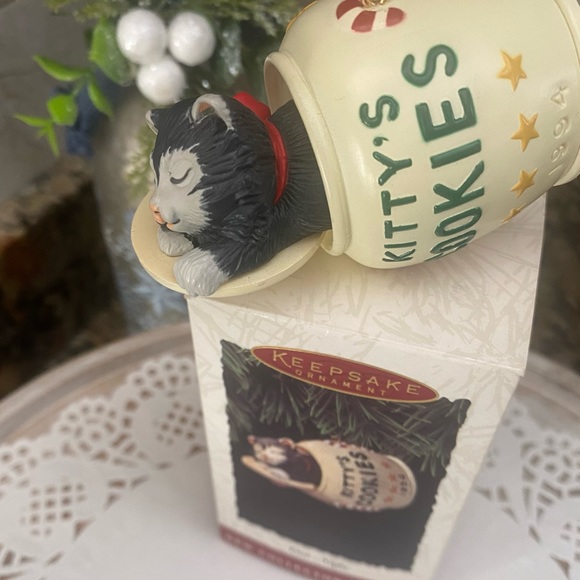 🎄 HALLMARK KEEPSAKE COLLECTIBLE  ORNAMENT. RETIRED. DATED 1994. “CAT NAPS” 🐱 - Picture 3 of 9
